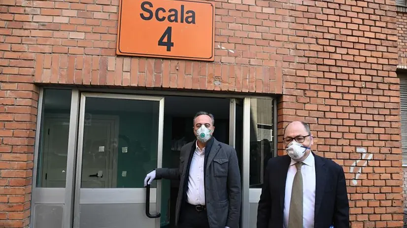 L'assessore Gallera e il direttore Trivelli durante il sopralluogo al Civile - Foto Gabriele Strada /Neg © www.giornaledibrescia.it