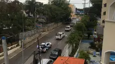 Mezzi di soccorso in transito a Boca Chica, dove sono rimasti per due mesi i bresciani bloccati a Santo Domingo -  © www.giornaledibrescia.it