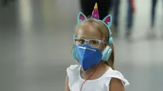 Una bambina indossa la mascherina - Foto © www.giornaledibrescia.it