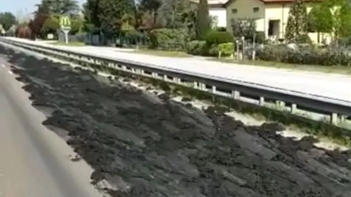 Il fango caduto lungo la Provinciale 567 in territorio di Lonato - Foto tratta da Facebook © www.giornaledibrescia.it