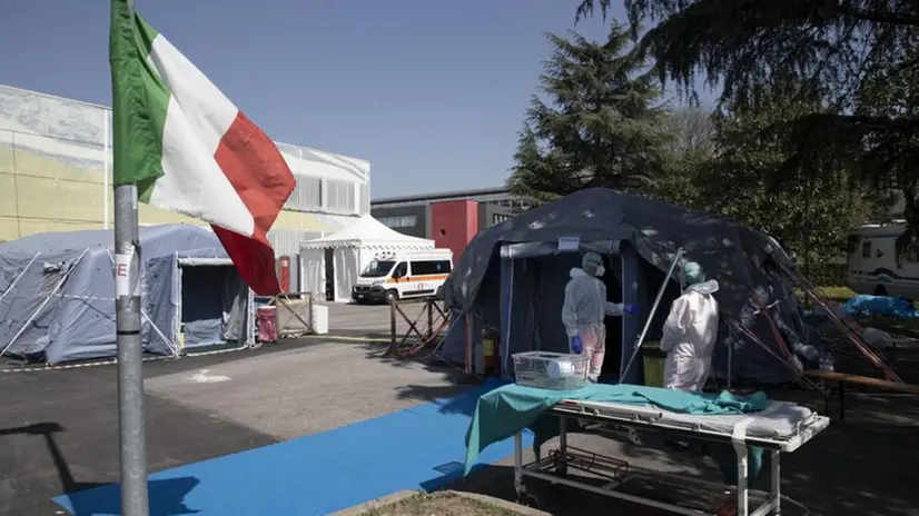 Al Civile di Brescia la tenda pre triage - Foto © www.giornaledibrescia.it