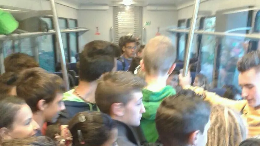 La regola del distanziamento rende impossibile viaggiare su treni sovraffollati  - Foto © www.giornaledibrescia.it