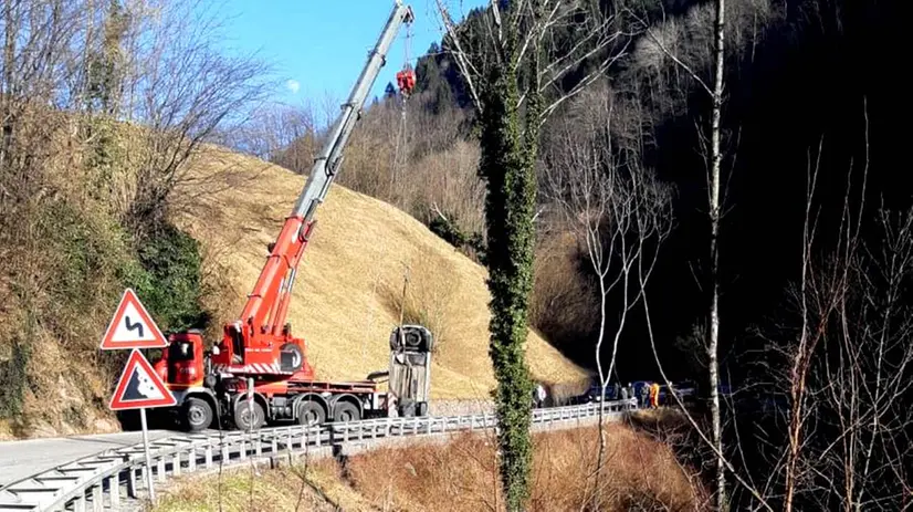 L'autogrù dei Vigili del Fuoco recupera l'auto finita nel Mella - © www.giornaledibrescia.it