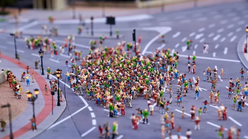 I raver in miniatura nel modellino della Loveparade - Foto Rave the Planet