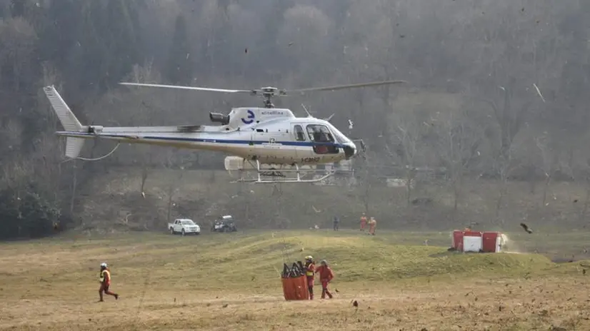 Un elicottero si alza in volo per spegnere gli incendi - Foto © www.giornaledibrescia.it