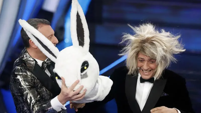 Amadeus, il coniglio, la parrucca di Maria De Filippi e Fiorello -  Foto © www.giornaledibrescia.it