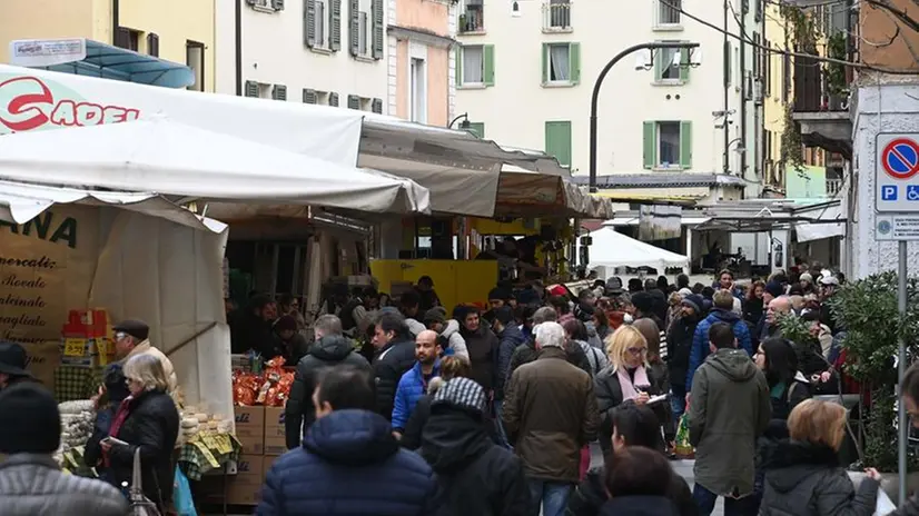 Mercato del sabato in via San Faustino - © www.giornaledibrescia.it