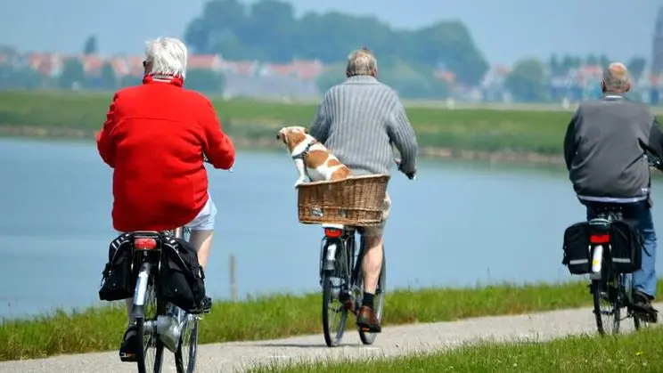 Anziani in bicicletta - Foto © www.giornaledibrescia.it
