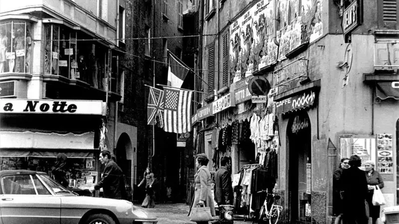 Siamo nei primi anni Settanta quando Isidoro Massardi scatta questa foto con due «simboli» dell’epoca: un Duetto dell’Alfa Romeo e, appoggiata al muro, una bici Graziella - Archivio Museo Nazionale della Fotografia
