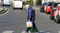 Un uomo in strada - Foto © www.giornaledibrescia.it