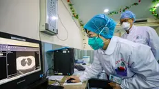 Medici in ospedale a Wuhan - Foto Ansa/Epa - Yuang Zheng © www.giornaledibrescia.it