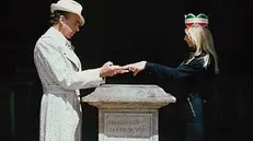 Cavellini con la collega polacca tra le rovine - © www.giornaledibrescia.it