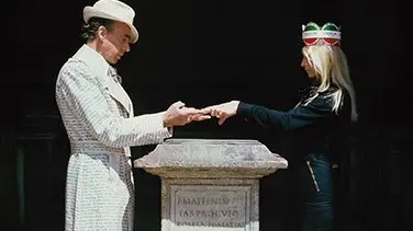 Cavellini con la collega polacca tra le rovine - © www.giornaledibrescia.it