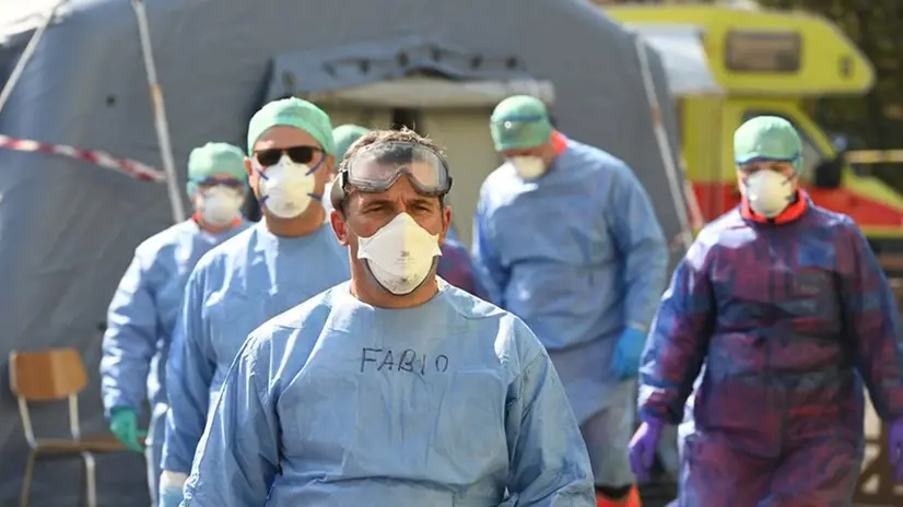 Medici e infermieri al lavoro alla tenda pre-triage del Civile - Foto Gabriele Strada /Neg © www.giornaledibrescia.it