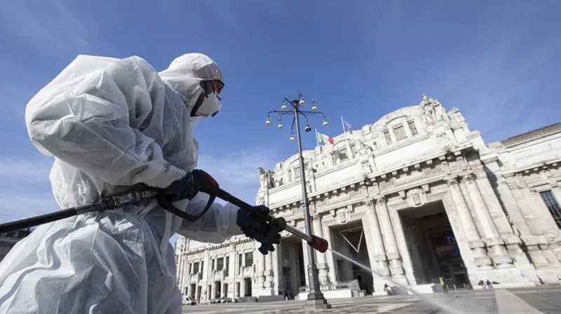 Stazione di Milano, il passaggio per la sanificazione -  Foto © www.giornaledibrescia.it