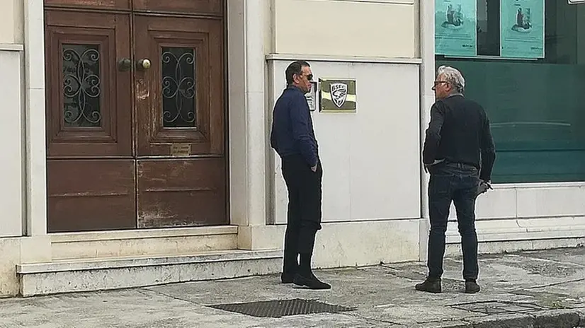 Una foto d'archivio della sede del Brescia, con il presidente Cellino fuori dall'ingresso