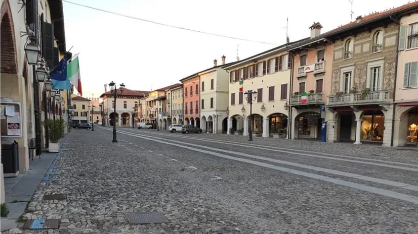 La piazza principale di Orzinuovi deserta - © www.giornaledibrescia.it