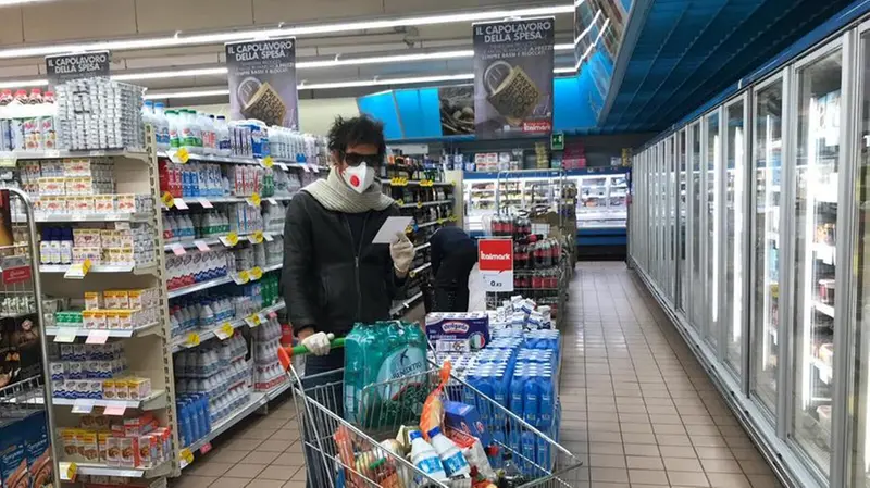 Al supermercato con la mascherina