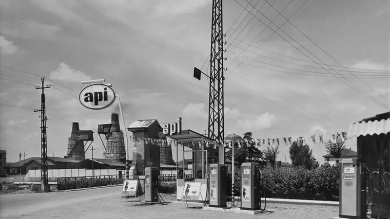 Ponte Crotte com'era negli anni Sessanta: siamo all'angolo fra via Oberdan e Ponte Crotte dove c'era un distributore di benzina Api. Sullo sfondo le fornaci per la produzione di calce la cui attività è cessata solo nel 1974 - Photo Studio Fotografico G. Negri