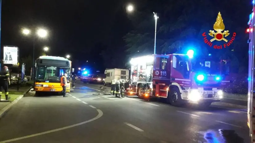 Le operazioni di spegnimento dell'incendio del bus