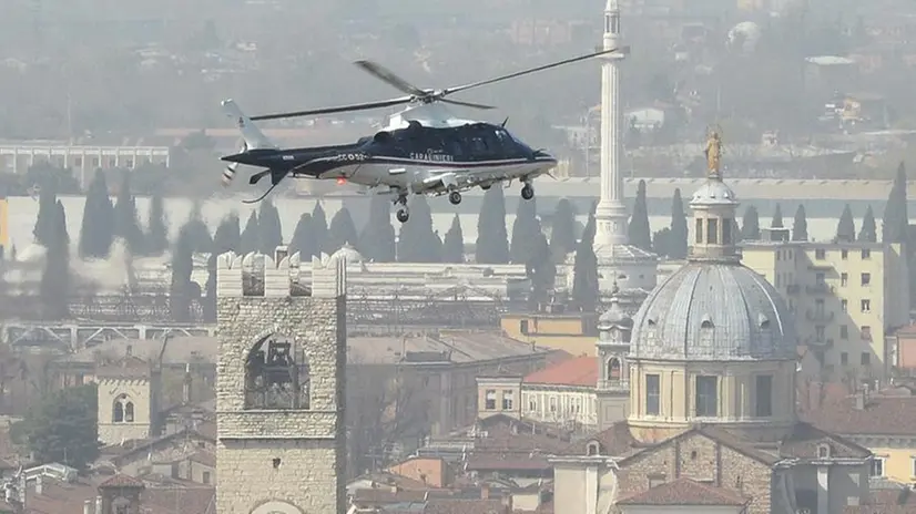 Elicottero dei carabinieri in sorvolo sulla città - Foto Marco Ortogni/Neg © www.giornaledibrescia.it
