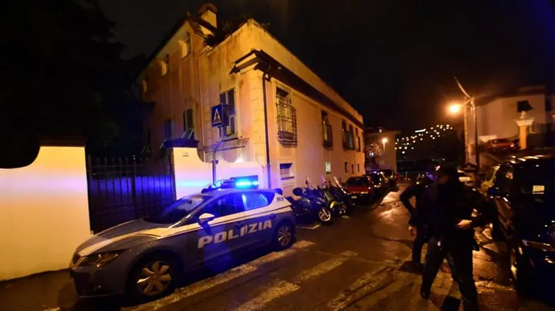 La Polizia sul luogo dell'ennesimo femminicidio, avvenuto a Genova - Foto Ansa © www.giornaledibrescia.it