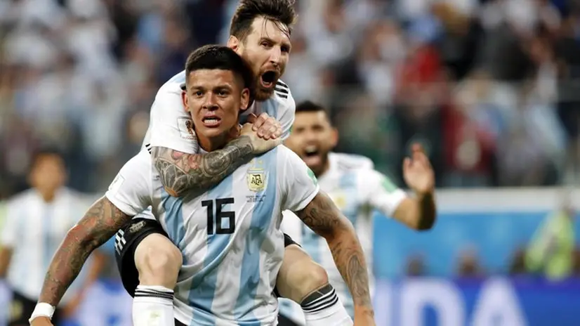 Marcos Rojo e Lionel Messi con la maglia dell'Argentina