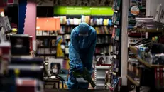 La disinfezione di una libreria prima della riapertura - Foto Ansa © www.giornaledibrescia.it