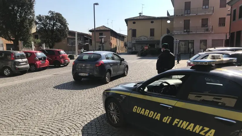 Pattuglia della Guardia di Finanza impegnata nei controlli - © www.giornaledibrescia.it