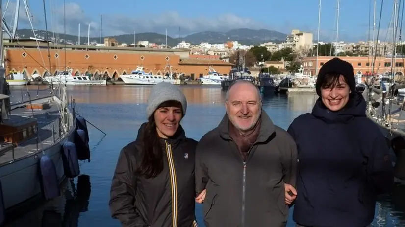 Debora (a destra) con l’amica Paola Sabatti di Inzino e il capitano dello yatch Libero Marini © www.giornaledibrescia.it