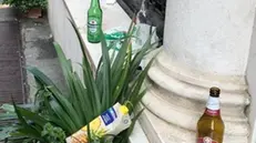 Bottiglie e fazzoletti abbandonati davanti alla profumeria
