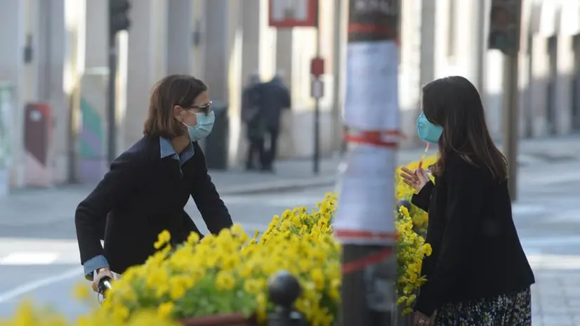 Due donne scambiano due parole in centro città -  Foto © www.giornaledibrescia.it