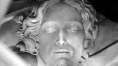 Il volto di Cristo del gruppo scultoreo della  Pieta' di  Michelangelo, in una delle 150 immagini realizzate dal fotografo Robert Hupka, scattate nel 1964, quando il gruppo marmoreo fu ospitato all'Esposizione universale di New York - Foto © www.giornaledibrescia.it