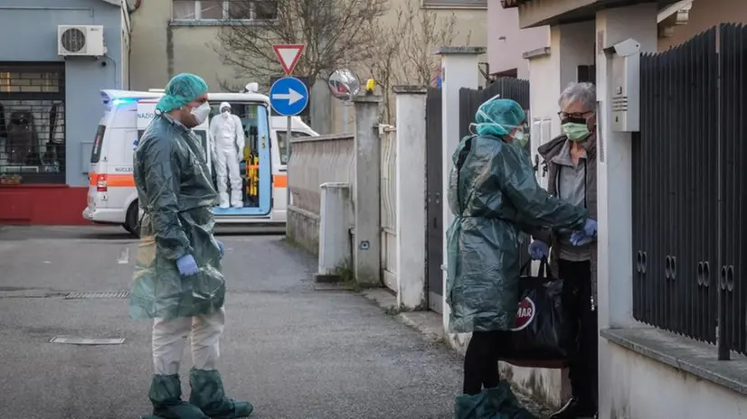 Il prelievo da casa dei contagiati da Coronavirus - Foto © www.giornaledibrescia.it