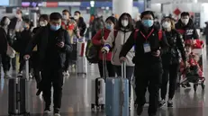 Passeggeri all'aeroporto di Pechino - Foto EPA/WU HONG © www.giornaledibrescia.it