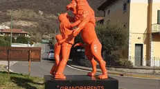 La statua dedicata ai «nonni, vera forza della natura» - © www.giornaledibrescia.it