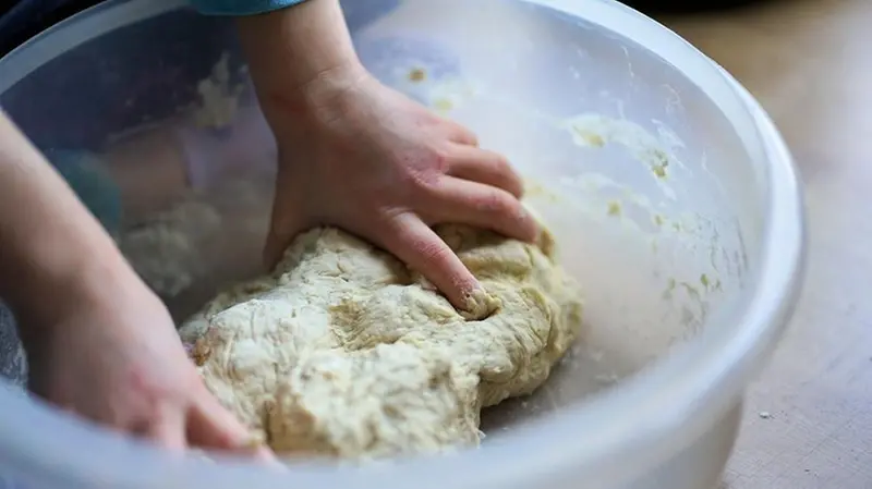 Mani in pasta per i bimbi - © www.giornaledibrescia.it