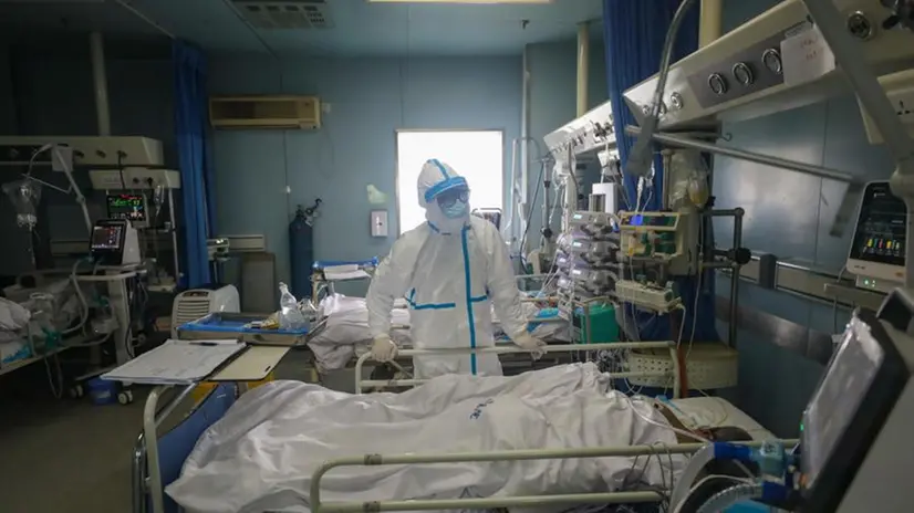 Medici al lavoro nell'ospedale Jinyintan a Wuhan - Foto EPA/YUAN ZHENG CHINA OUT © www.giornaledibrescia.it