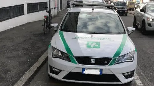 L’auto parcheggiata in un posto riservato ai disabili - Foto Giovanni Manzoni