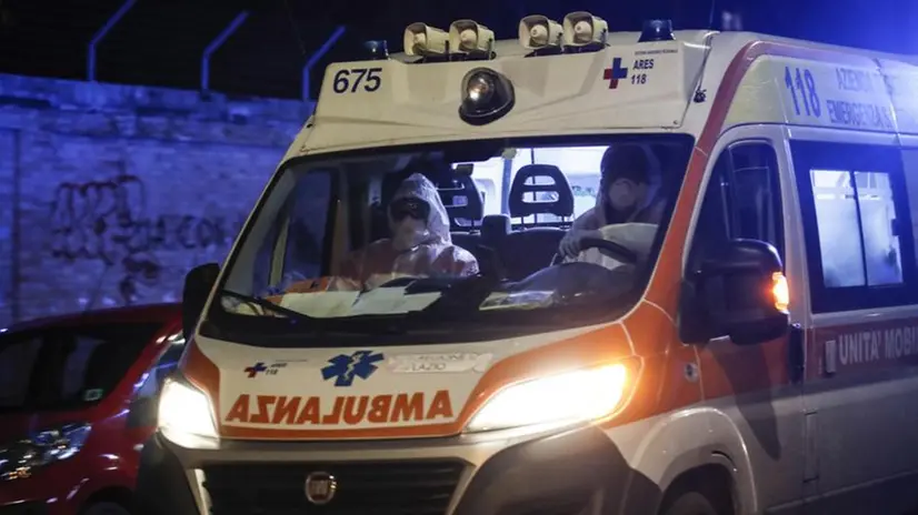 L'ambulanza arrivata allo Spallanzani - Foto ANSA/GIUSEPPE LAMI © www.giornaledibrescia.it