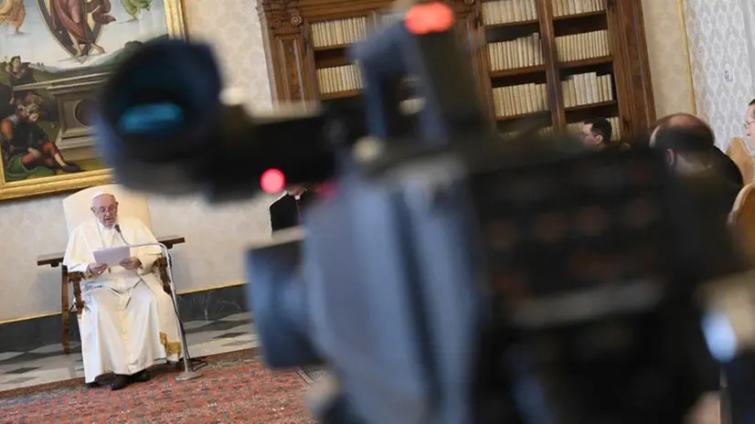 Papa Francesco davanti a una telecamera - Foto © www.giornaledibrescia.it