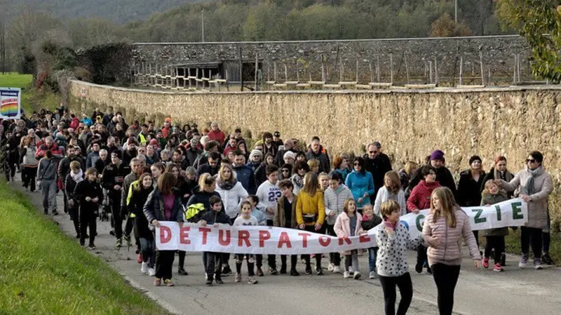 Una manifestazione contro il progetto del depuratore a Muscoline - Foto © www.giornaledibrescia.it