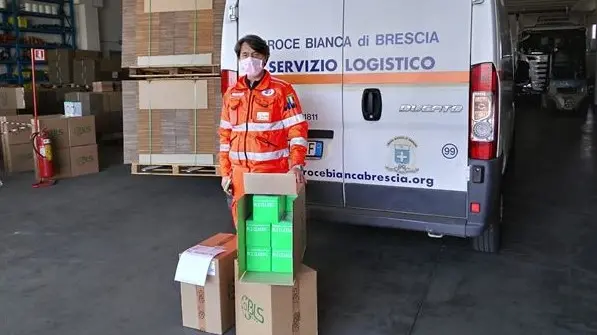 I pacchi di «aiutiAMObrescia» per le associazioni di volontariato - Foto © www.giornaledibrescia.it