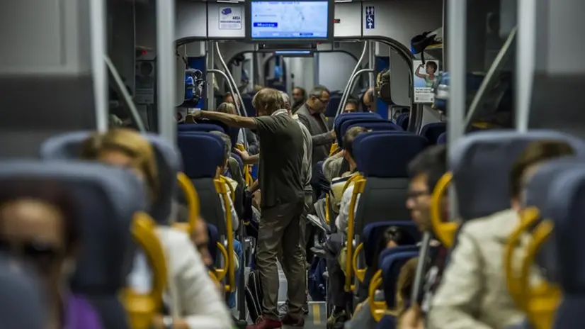 Mezzi sovraffollati, in ritardo, sporchi: sui treni di Trenord i disagi sono all'ordine del giorno - Foto © www.giornaledibrescia.it