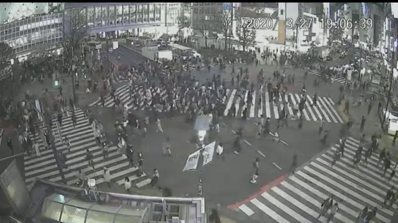 Il quartiere Shibuya affollato di passanti - Worldcams.tv