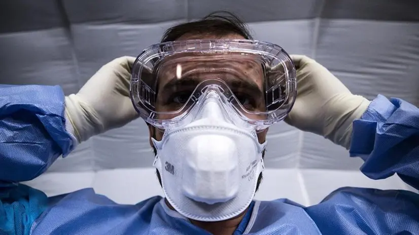 Le protezioni sono indispensabili per gli operatori sanitari - Foto Angelo Carconi/Ansa