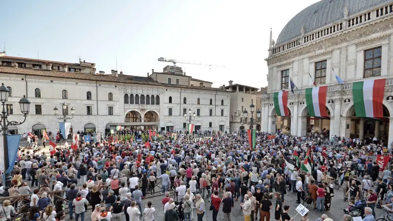 La Festa della Liberazione in piazza Loggia - Foto © www.giornaledibrescia.it