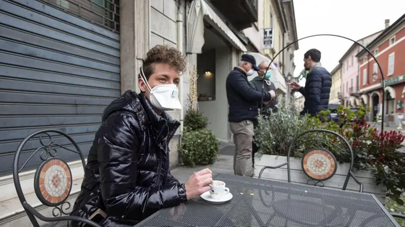 A Codogno un caffè con mascherina -  Foto © www.giornaledibrescia.it