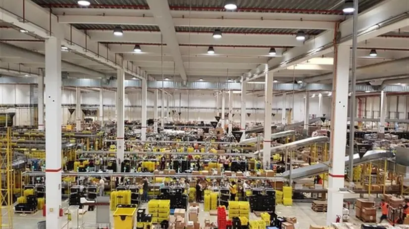 Il centro Amazon di Torrazza in Piemonte - Foto di archivio