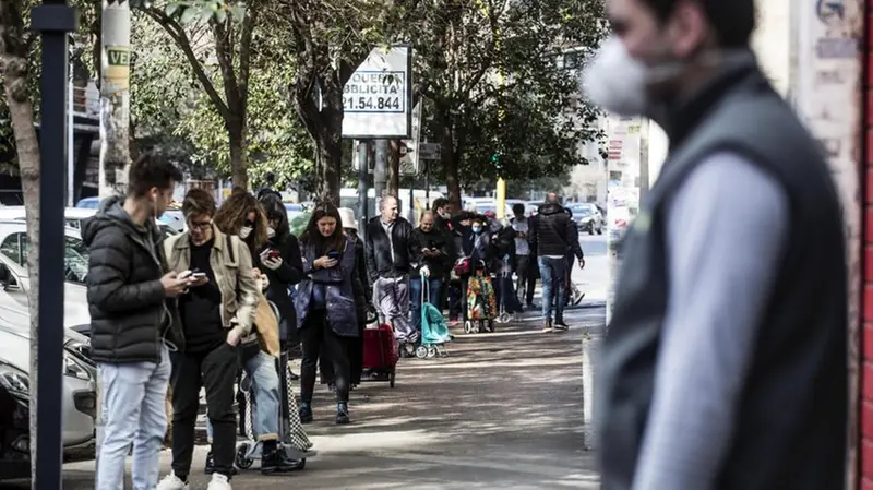A Roma, persone in fila per fare la spesa -  Foto © www.giornaledibrescia.it